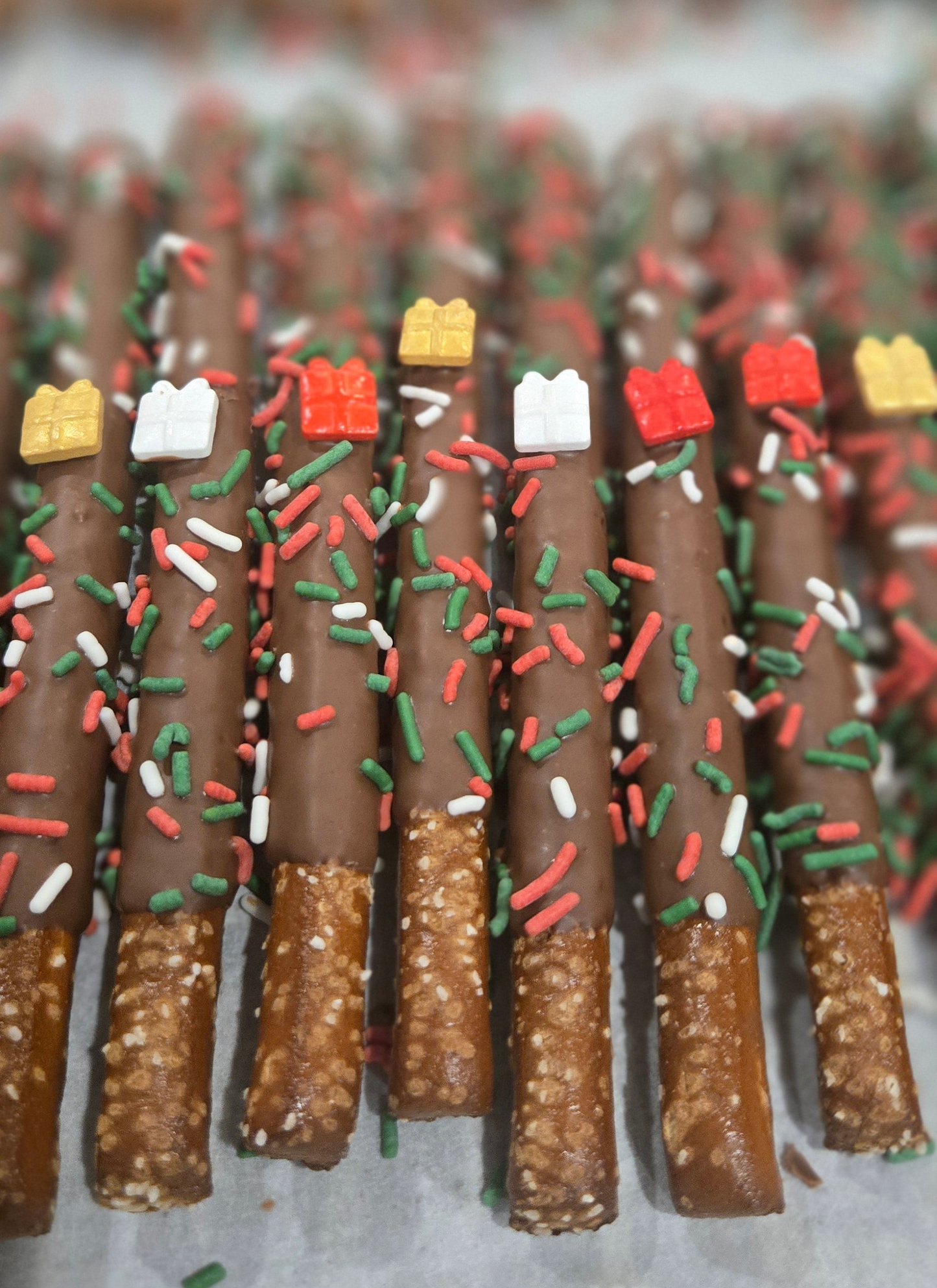 Snowman Dipped Pretzel Giftbox – 6 Gourmet Holiday Dipped Pretzel Rods